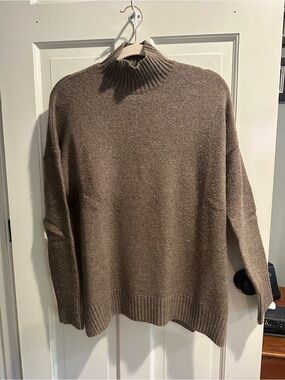 GAP Women's Turtleneck Sweater in Taupe Brown